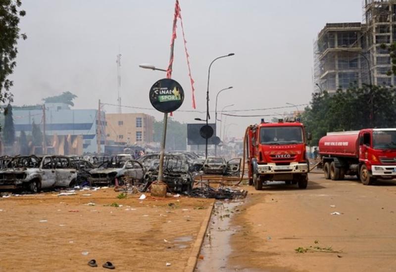 Pariz oštro osudio puč u Nigeru: "Tražimo oslobađanje predsjednika"